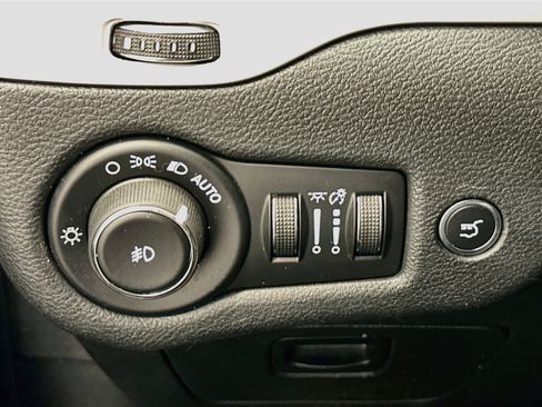Used 2016 Jeep Cherokee Trailhawk w/ Comfort/Convenience Group AWD/4WD image 17