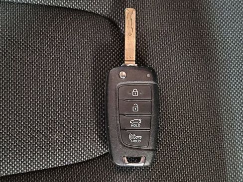 Used 2025 Hyundai Elantra SE image 32