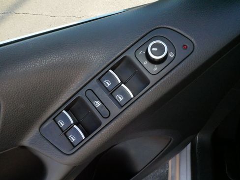 Used 2013 Volkswagen Tiguan SE image 19