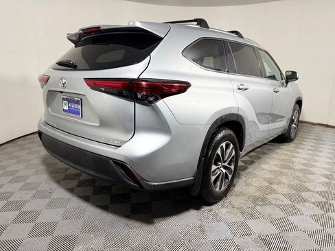Used 2021 Toyota Highlander XLE AWD/4WD image 7