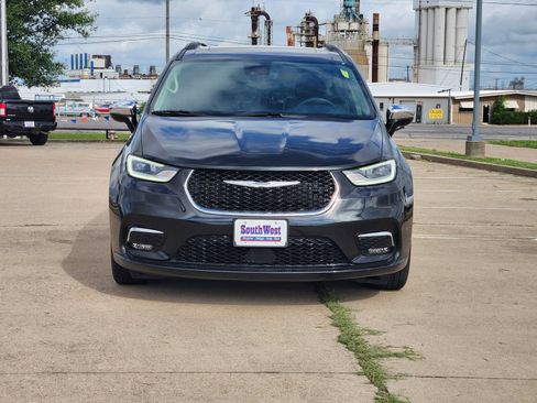 Used 2023 Chrysler Pacifica Limited FWD image 6