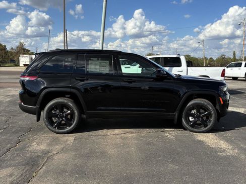 New 2025 Jeep Grand Cherokee Limited w/ Black Appearance Package image 15