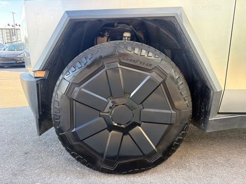 Used 2024 Tesla Cybertruck AWD Crew Cab image 4