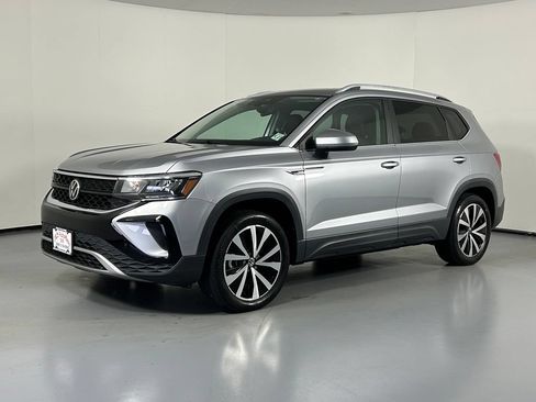 Used 2022 Volkswagen Taos SE w/ Panoramic Sunroof Package AWD/4WD image 3