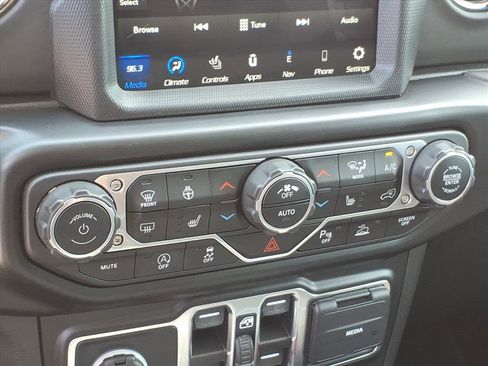 Used 2022 Jeep Wrangler Unlimited Sahara AWD/4WD image 31