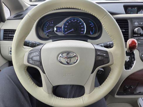 Used 2011 Toyota Sienna XLE image 12