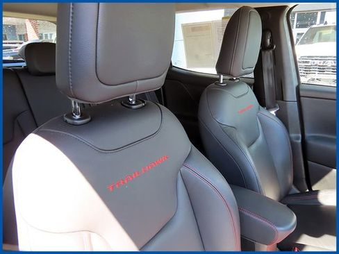 Certified 2022 Jeep Renegade Trailhawk AWD/4WD image 9