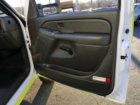 Used 2006 GMC Sierra 3500 SLE w/ Heavy-Duty Power Package image 61