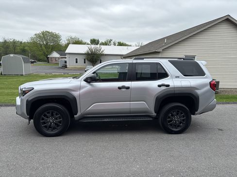 Used 2025 Toyota 4Runner SR5 AWD/4WD image 7