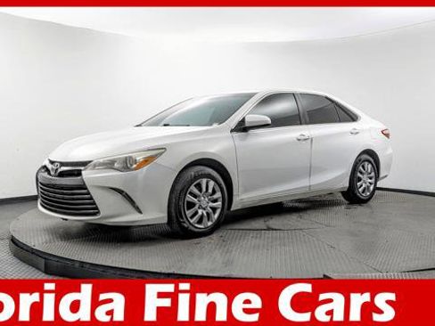 Used 2015 Toyota Camry LE image 1