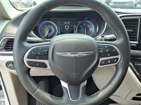 Used 2022 Chrysler Pacifica Touring-L FWD image 17