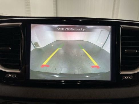 Used 2023 Chrysler Pacifica Touring-L FWD image 14
