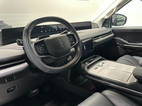 Used 2025 Lincoln Navigator Reserve AWD/4WD image 18