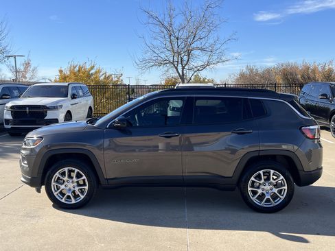 Used 2023 Jeep Compass Latitude image 4