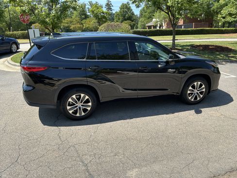 Used 2021 Toyota Highlander XLE FWD image 11