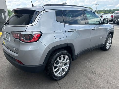 Used 2022 Jeep Compass Latitude AWD/4WD image 6