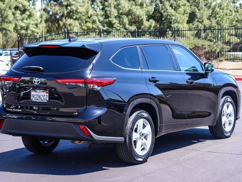 Used 2023 Toyota Highlander LE FWD image 7