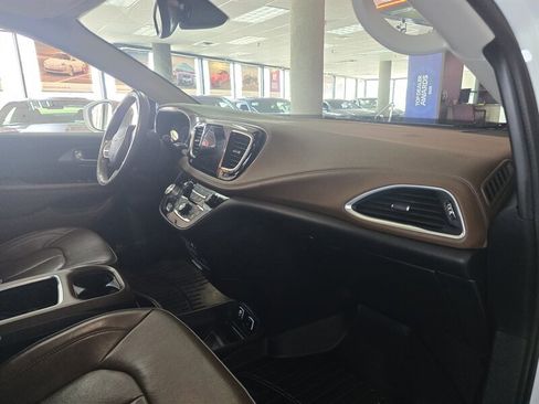 Used 2018 Chrysler Pacifica Limited image 14