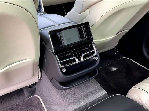 Used 2022 Bentley Flying Spur V8 image 10