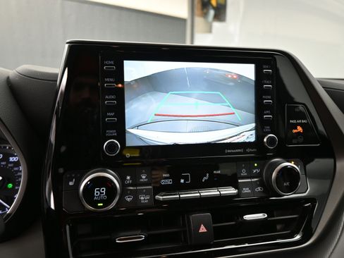 Used 2021 Toyota Highlander XLE image 13