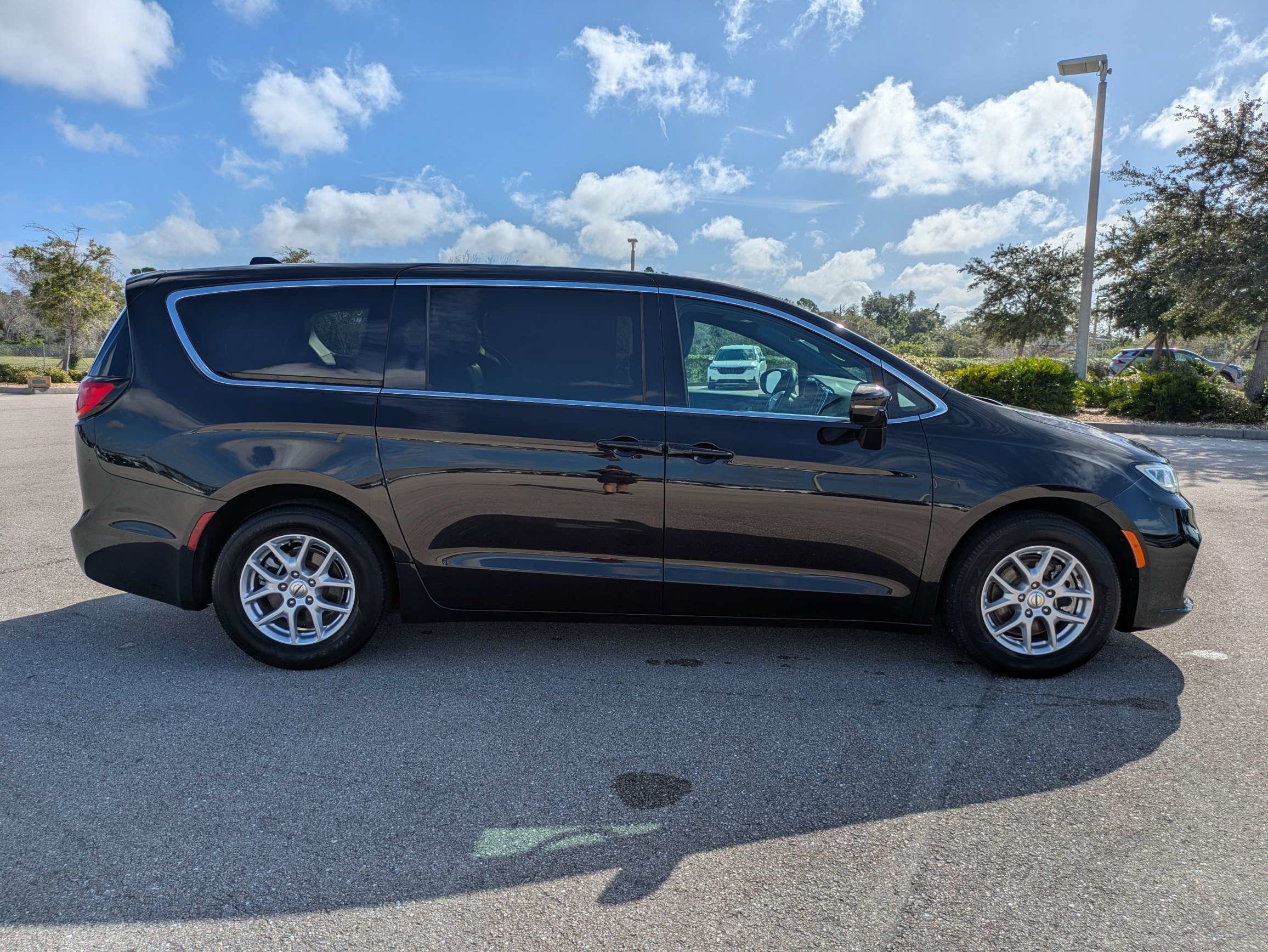 Used 2025 Chrysler Pacifica Select FWD image 3
