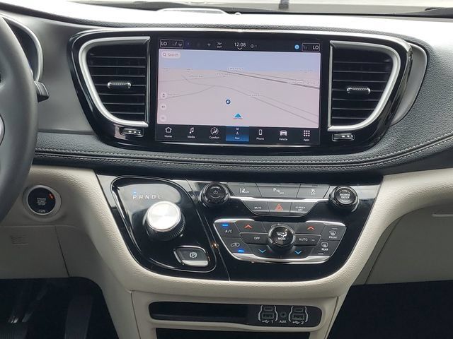 Used 2024 Chrysler Pacifica Limited FWD image 31