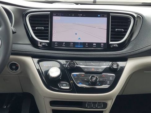 Used 2024 Chrysler Pacifica Limited FWD image 31