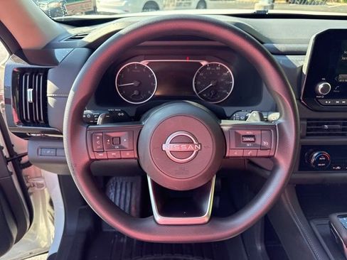 Used 2024 Nissan Pathfinder S image 17