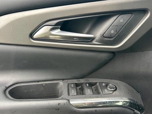 Used 2025 Chevrolet Traverse LT image 11