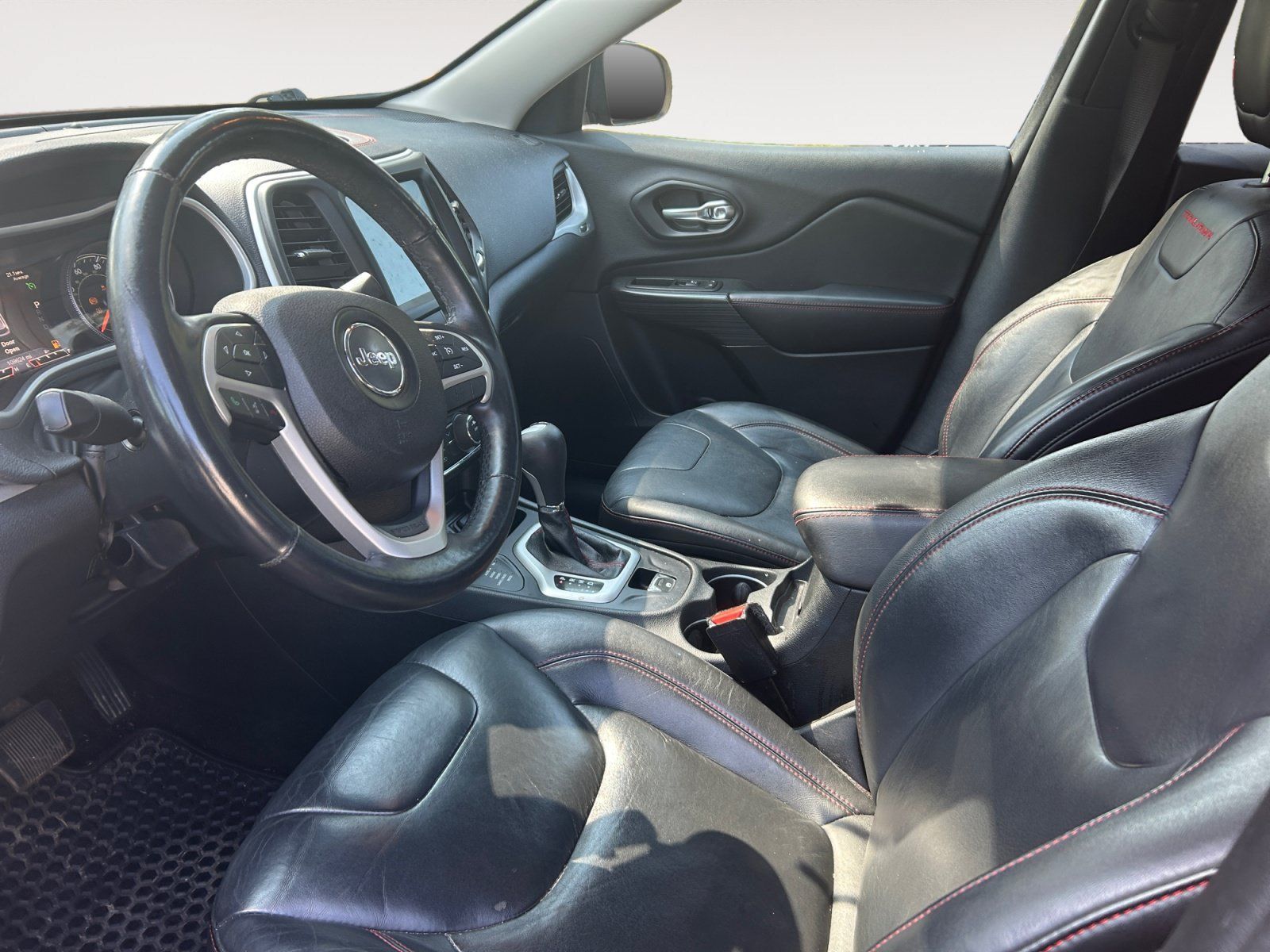 Used 2015 Jeep Cherokee Trailhawk w/ Leather Interior Group AWD/4WD image 9