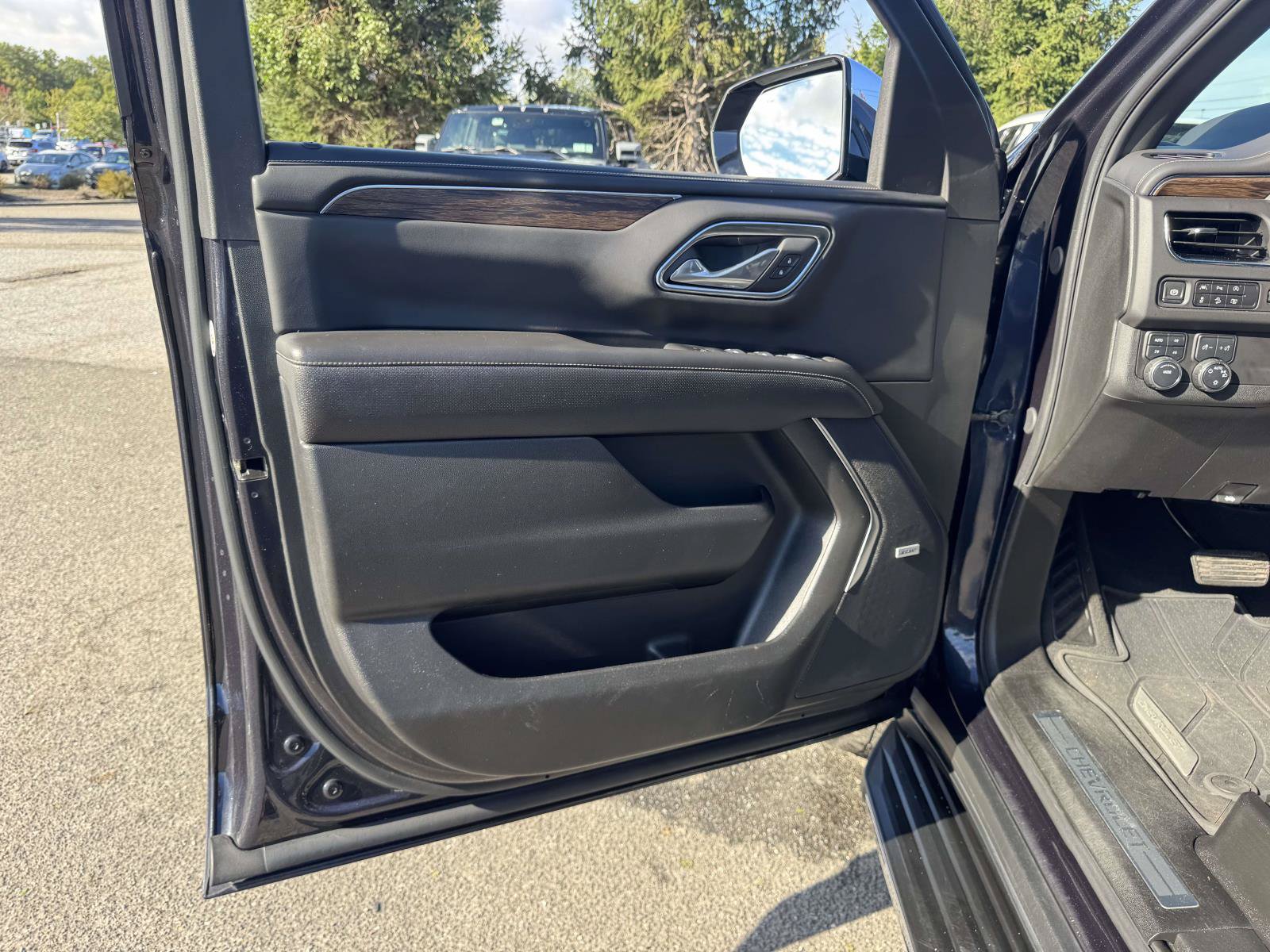 Used 2024 Chevrolet Tahoe Premier AWD/4WD image 17