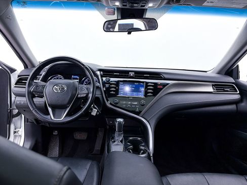 Used 2020 Toyota Camry SE w/ Blackout Package FWD image 25