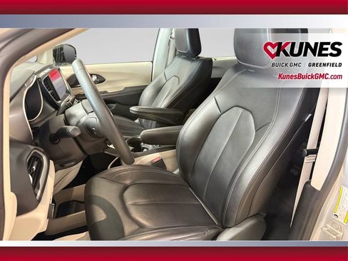 Used 2024 Chrysler Pacifica Touring-L FWD image 23