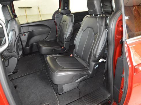 Used 2025 Chrysler Pacifica Select AWD/4WD image 22