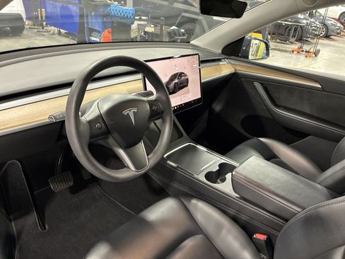 Certified 2023 Tesla Model Y Long Range AWD/4WD image 9
