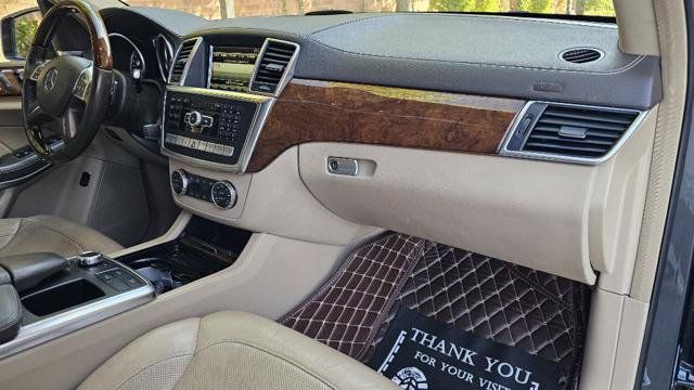 Used 2014 Mercedes-Benz GL 550 4MATIC w/ Driver Assistance Package image 43