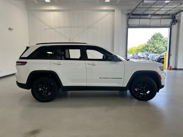 Used 2024 Jeep Grand Cherokee Altitude AWD/4WD image 4