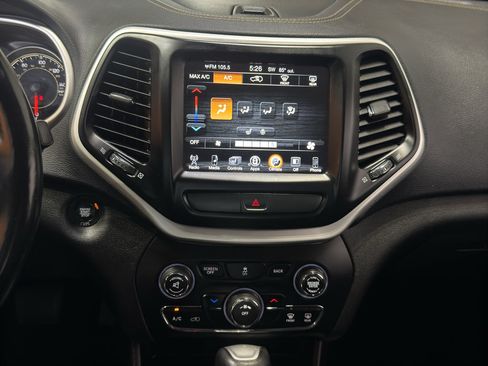 Used 2018 Jeep Cherokee Latitude Plus w/ Cold Weather Group AWD/4WD image 27
