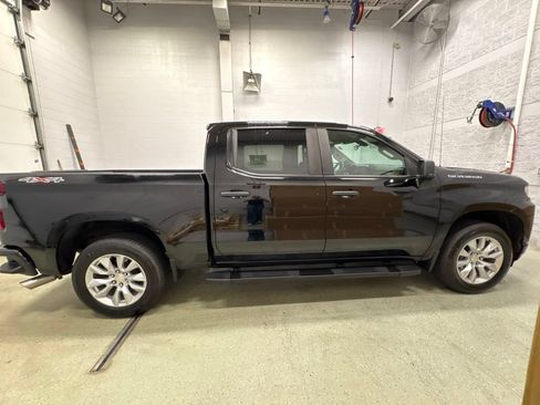 Used 2020 Chevrolet Silverado 1500 Custom w/ Custom Value Package AWD/4WD image 3