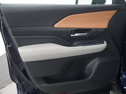 Used 2025 Toyota Grand Highlander AWD image 23