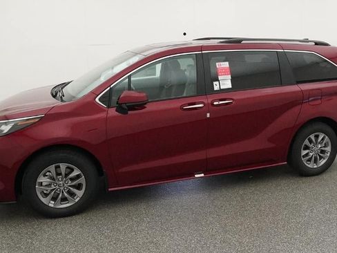 New 2026 Toyota Sienna XLE FWD image 2