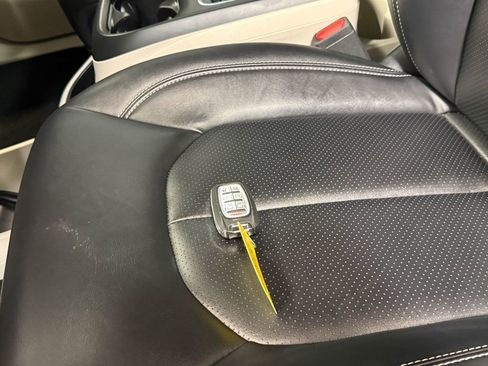 Used 2024 Chrysler Pacifica Touring-L image 20