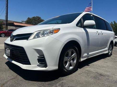 Used 2019 Toyota Sienna LE w/ Carpet Mat Package FWD image 1