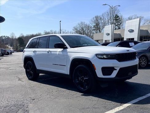 Used 2022 Jeep Grand Cherokee Altitude image 2