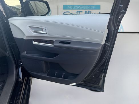 Used 2024 Toyota Sienna XLE FWD image 32