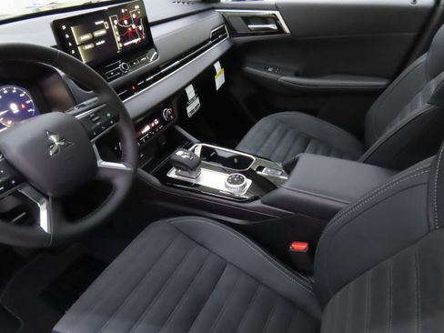 New 2025 Mitsubishi Outlander SE image 21
