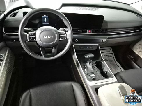 Used 2025 Kia Carnival FWD image 10