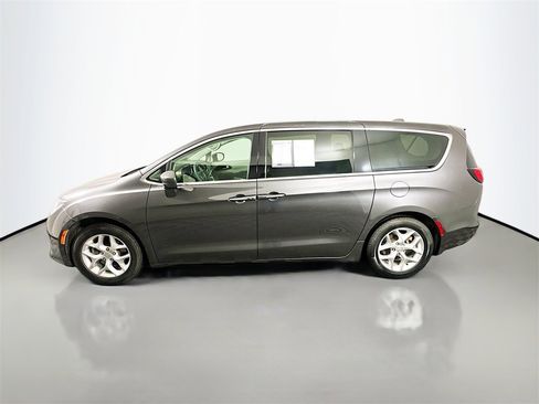 Used 2018 Chrysler Pacifica Touring Plus w/ Tire & Wheel Group image 4