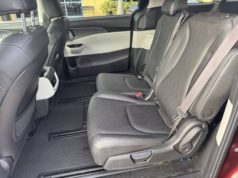 Used 2022 Kia Carnival LX image 14