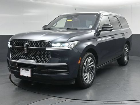 Certified 2025 Lincoln Navigator Reserve AWD/4WD image 3